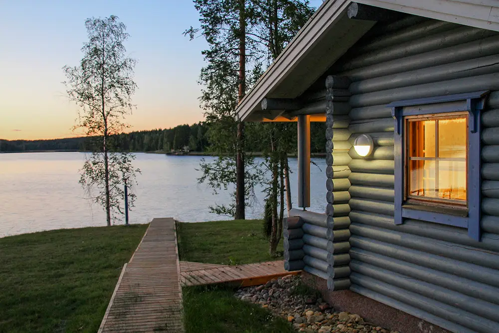 Villa Paasisalon rantasauna iltavalaistuksessa